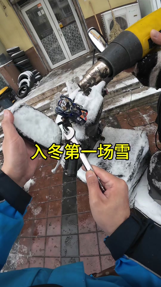 车门冻住关不住怎么办